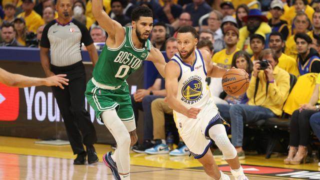 kaiyun-攻防一体！库里第三节完美表现带队扳平总比分